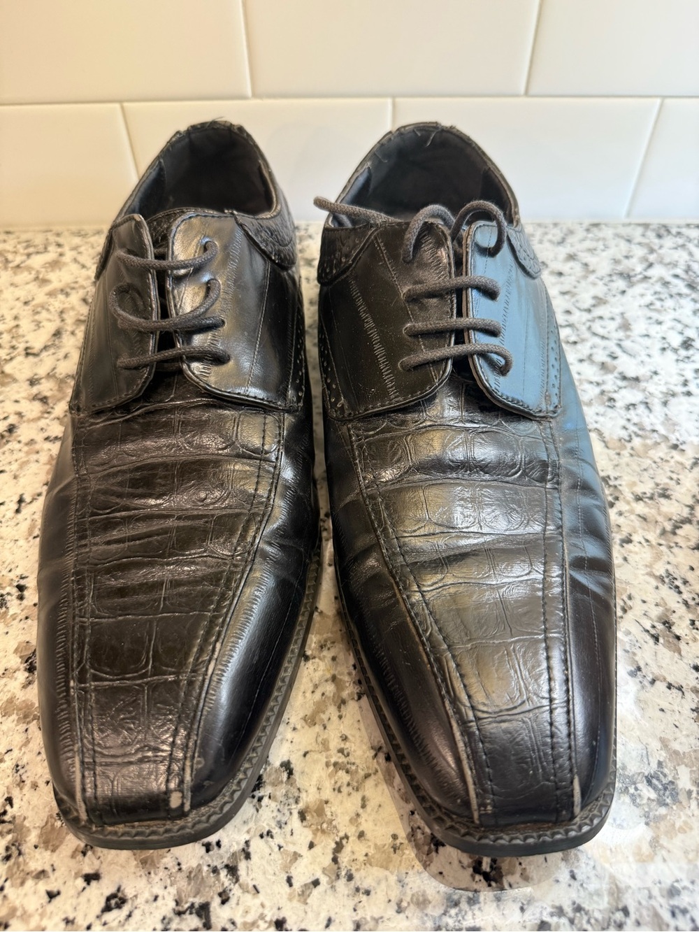 Men's Black Croc-Embossed Lace-Up Derby Shoes